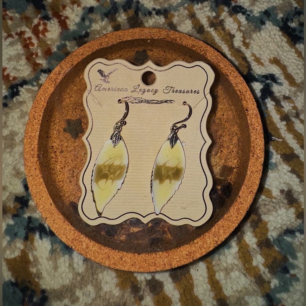 Cute dangly yellow and gold feather earrings 🪶💛